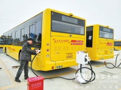 成都新能源公交车助力绿色出行 充电场站设施齐备