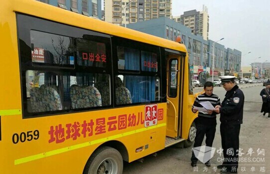 昆明：交警强化校车安全管理 营造安全有序交通环境