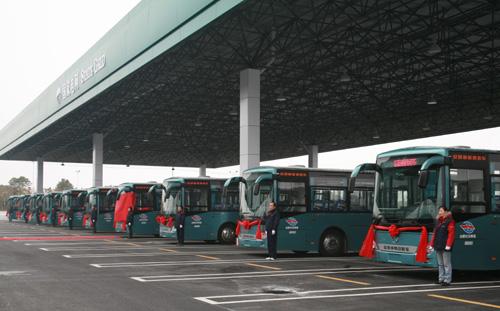 青岛再添837部新能源公交 鼓励市民出行换乘