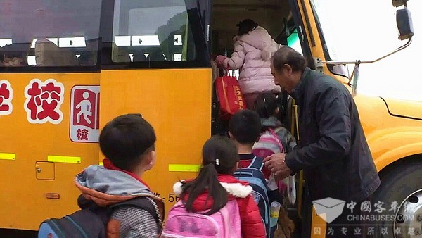 海格校车为学生系好“安全带”