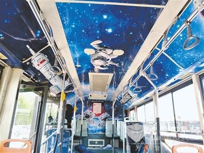 郑州：263路公交打造“流动航天展馆”