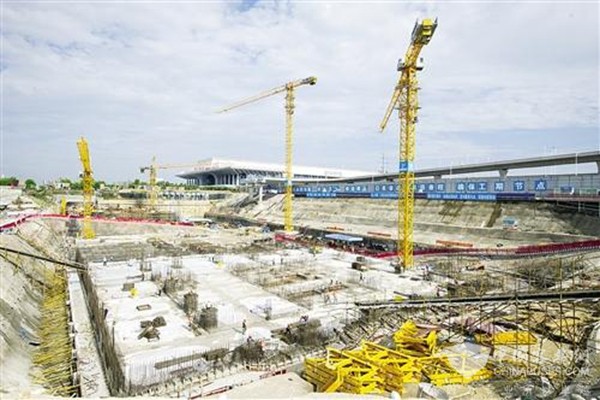 南宁：凤岭客运站现场施工驶入