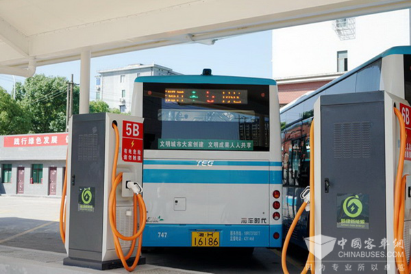 湖南益阳：首个新能源公交车充电站场正式投入运营