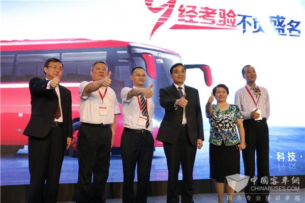 A9高端客车全球首发，安凯“全明星战队”亮相2017北京道路运输展