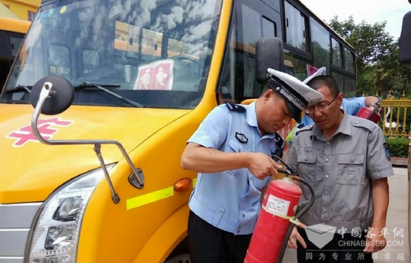 江苏宿迁：交警深入中小学校开展校车安全大检查