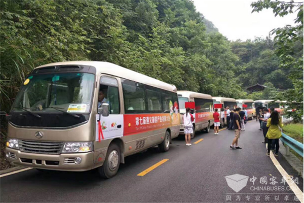 晶马客车圆满服务第七届遵义旅发大会