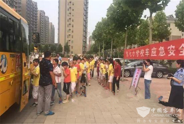 山东德州:东七小学开展校车逃生自救演练