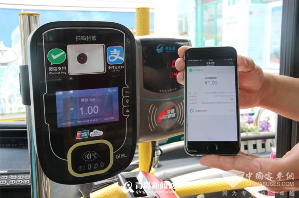 山东青岛:刷手机坐公交 全国首条移动支付公交亮相