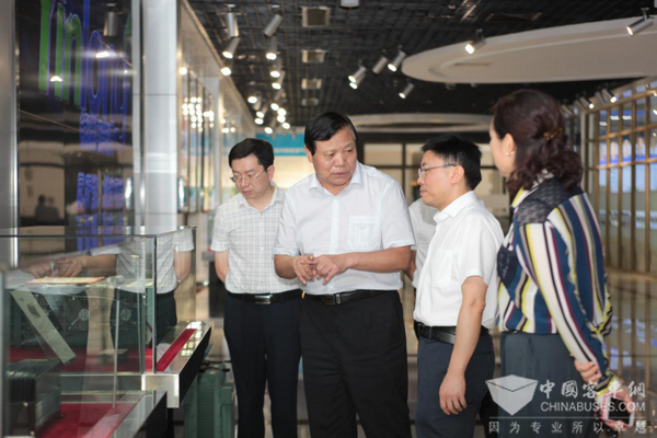 广东省商务厅厅长郑建荣莅临银隆新能源参观考察