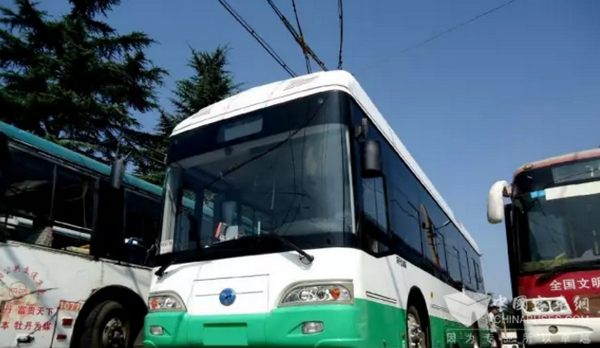 河南洛阳：扬子江双源无轨电车进行试运行