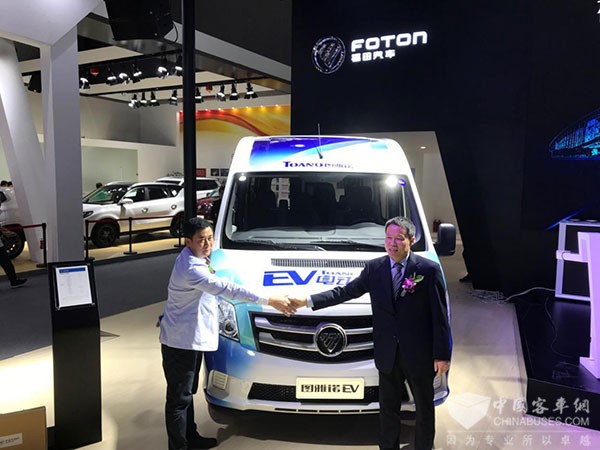 (福田轻型商用车事业本部营销公司品牌总监周业军先生、广州瑞祥汽车销售服务有限公司总经理黄伟胜先生 为图雅诺EV纯电动物流车揭幕)