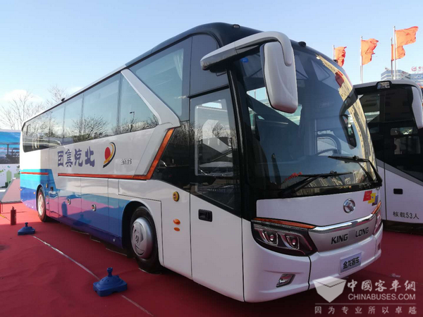 这六款客车为道路运输年会场外站台