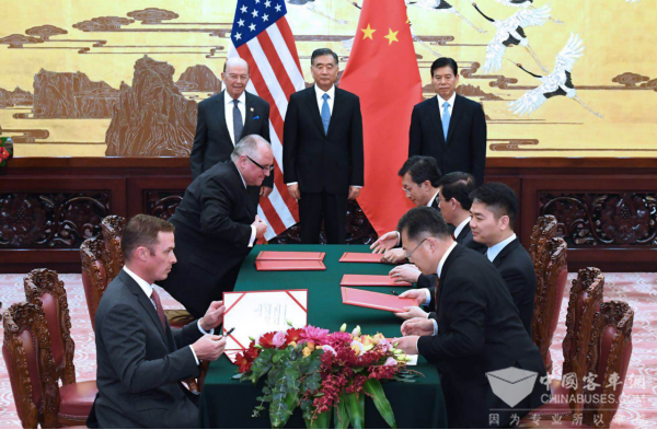 加拿大总理特鲁多参观福田欧辉氢燃料电池客车