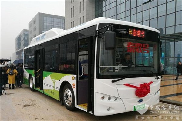 首批“开沃·泰歌号”氢能城市客车量产车型在武汉发布 