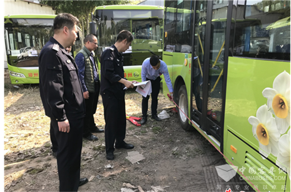 福建漳州：交警上门为新能源公交提供验车服务