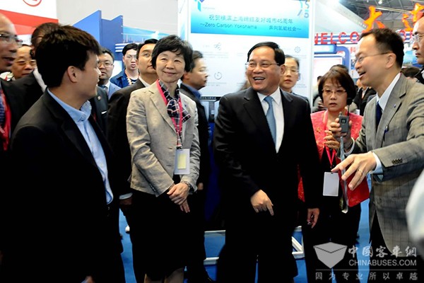 上海市委书记李强视察上交会横滨展区申龙氢燃料客车