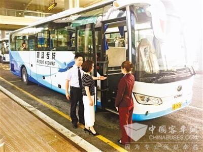 请妈妈坐自己开的公交车 母亲节他用这个方式表达孝心