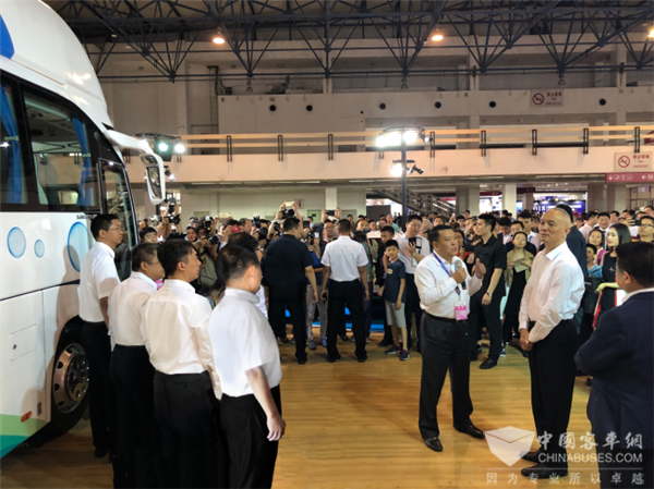 北京市领导蔡奇、陈吉宁莅临科博会 参观福田欧辉氢燃料电池客车