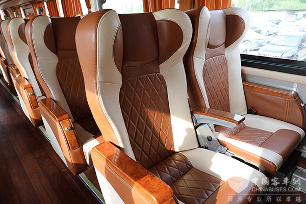 苏州金龙 旅游客车 睿星车型 新川藏运业