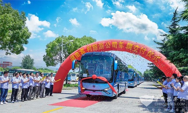 申龙汽车 高端旅游大巴 湖南宾利旅游 首批交付