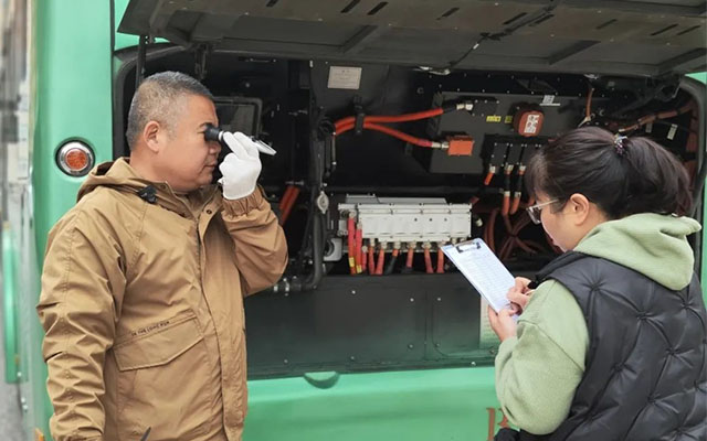 郑州公交对车辆进行“冰点检测”