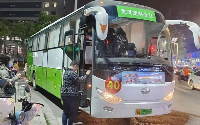 武汉开通定制公交线路 解决上班族通勤难题