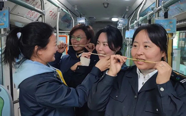 石家庄公交：1路微笑服务 523路爱国教育专线启动