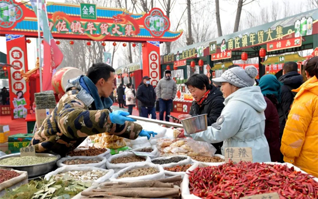 石家庄公交“绘”春节 集市精彩不停歇