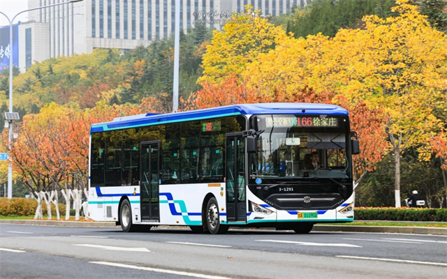 济南公交“红墩墩” 小巷里的幸福使者