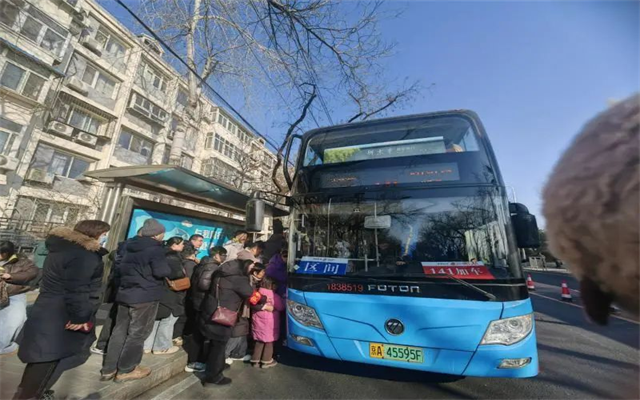北京141路公交春节“年味儿”浓 运送乘客超12万