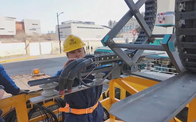 寒潮来袭 上海久事公交部门保障超级电容车受电弓正常运行