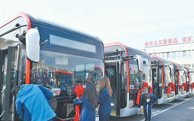 提问火爆全网的DeepSeek 这样介绍乌鲁木齐公交......