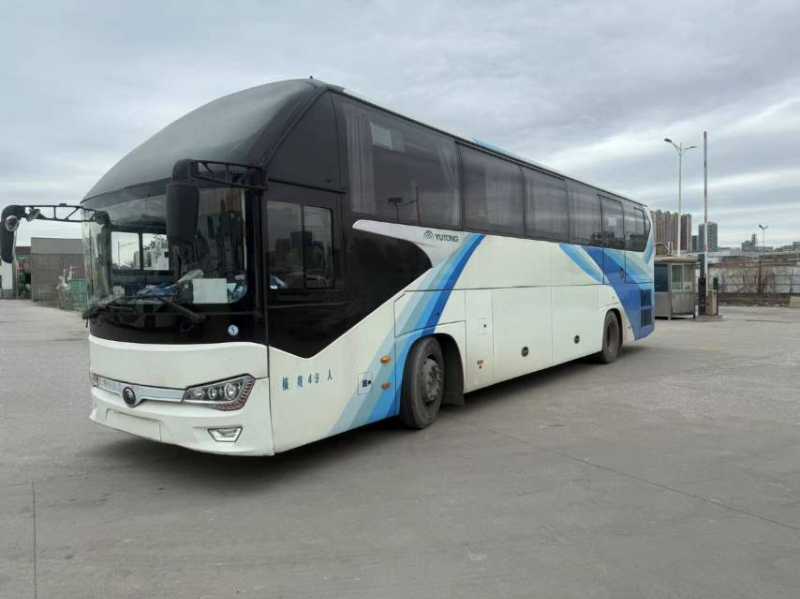 同款两台国五49座宇通6128气囊旅游车 