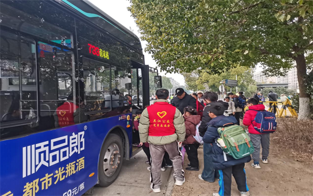 苏州公交“护学”行动 铺就学子安心通学路