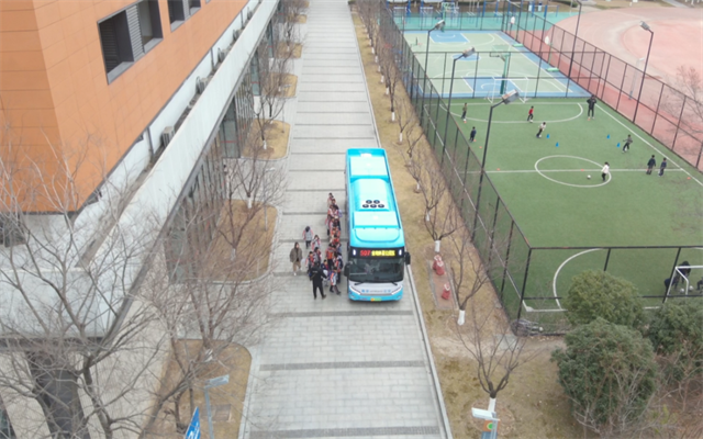 科技护学!南京公交“小蓝鲸”无人机开启校园守护新模式