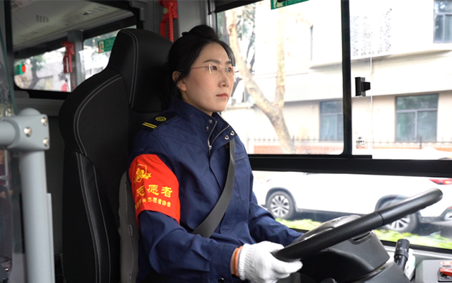 南京3路公交车上的“温馨使者”赵艳玲