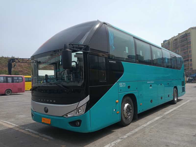 2024年上牌两台准新国六37座2+1宇通大商务保姆车