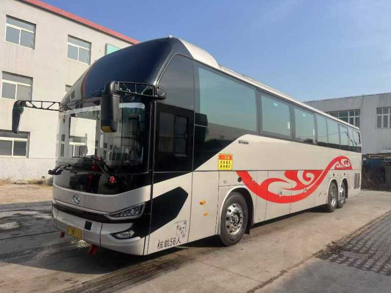 2025年4月上牌准新东北配中空玻璃国六56座大金龙6135营运车