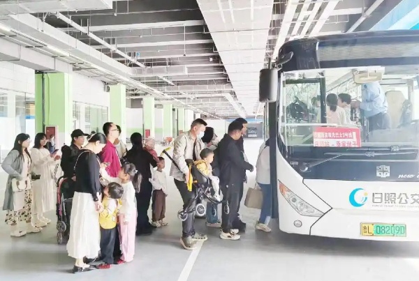 山东日照:乘坐惠民公交 感知城市温度