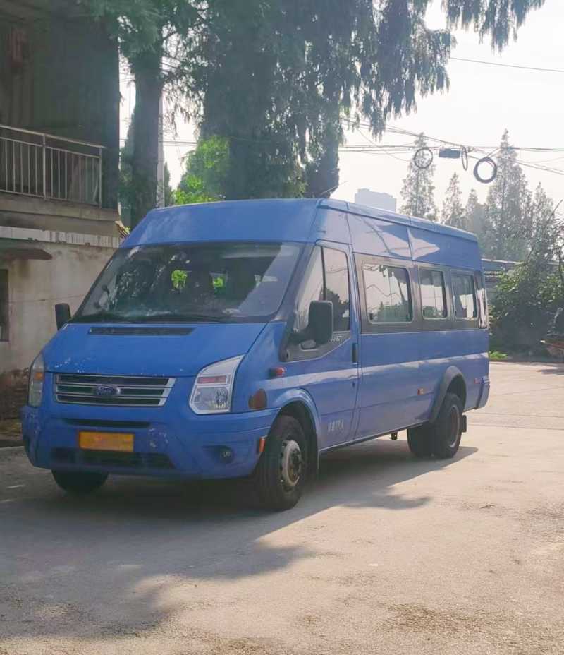 国五17座柴油江铃全顺旅游车