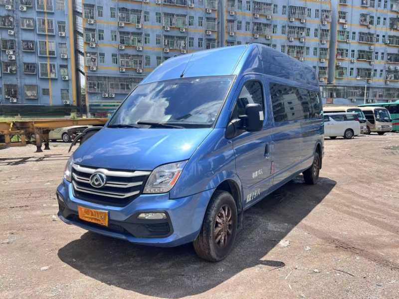 2023年8月同款2台有公告18座大通V80中型旅游车