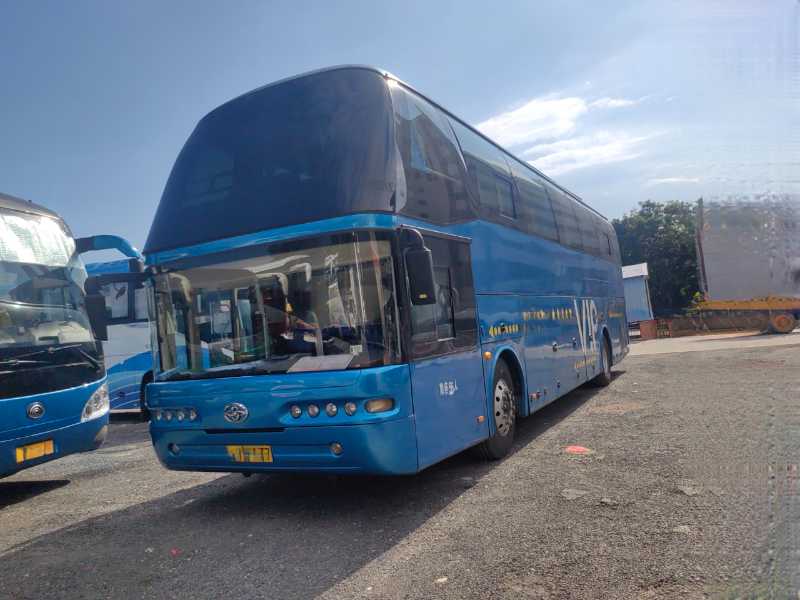 2015年9月上牌粤牌55座带司机睡铺原厂卫生间穗通6120气囊旅游车