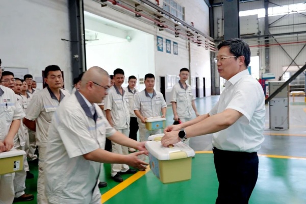 株洲市人大常委会副主任李余粮赴中车电动开展“送清凉”慰问活动