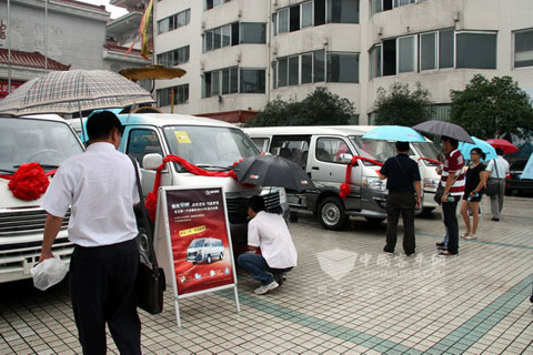 金龙金威成都上市 热情客户雨中赏车