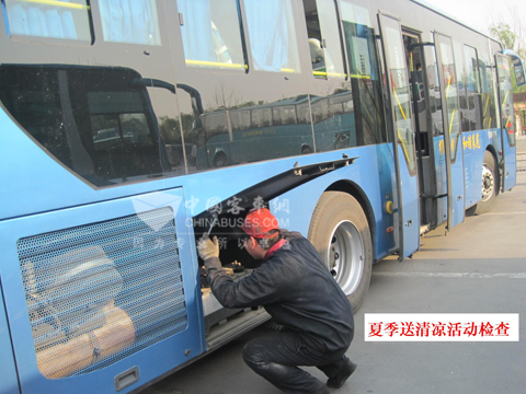 中通客车服务人员主动开展“夏季送清凉,贴心服务市场”活动