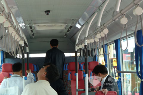 安凯纯电动公交车引来众多观众