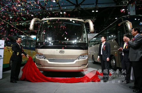 尊荣AK9载誉上市