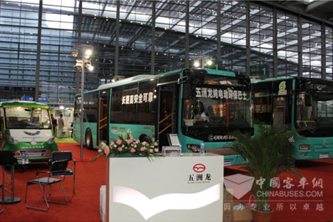亮相展会的三辆五洲龙新能源汽车