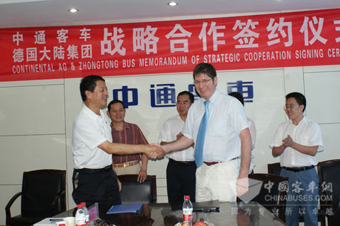 协议签订后双方负责人预祝合作成功