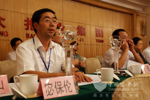 中通客车副总经理宓保伦参加颁奖典礼